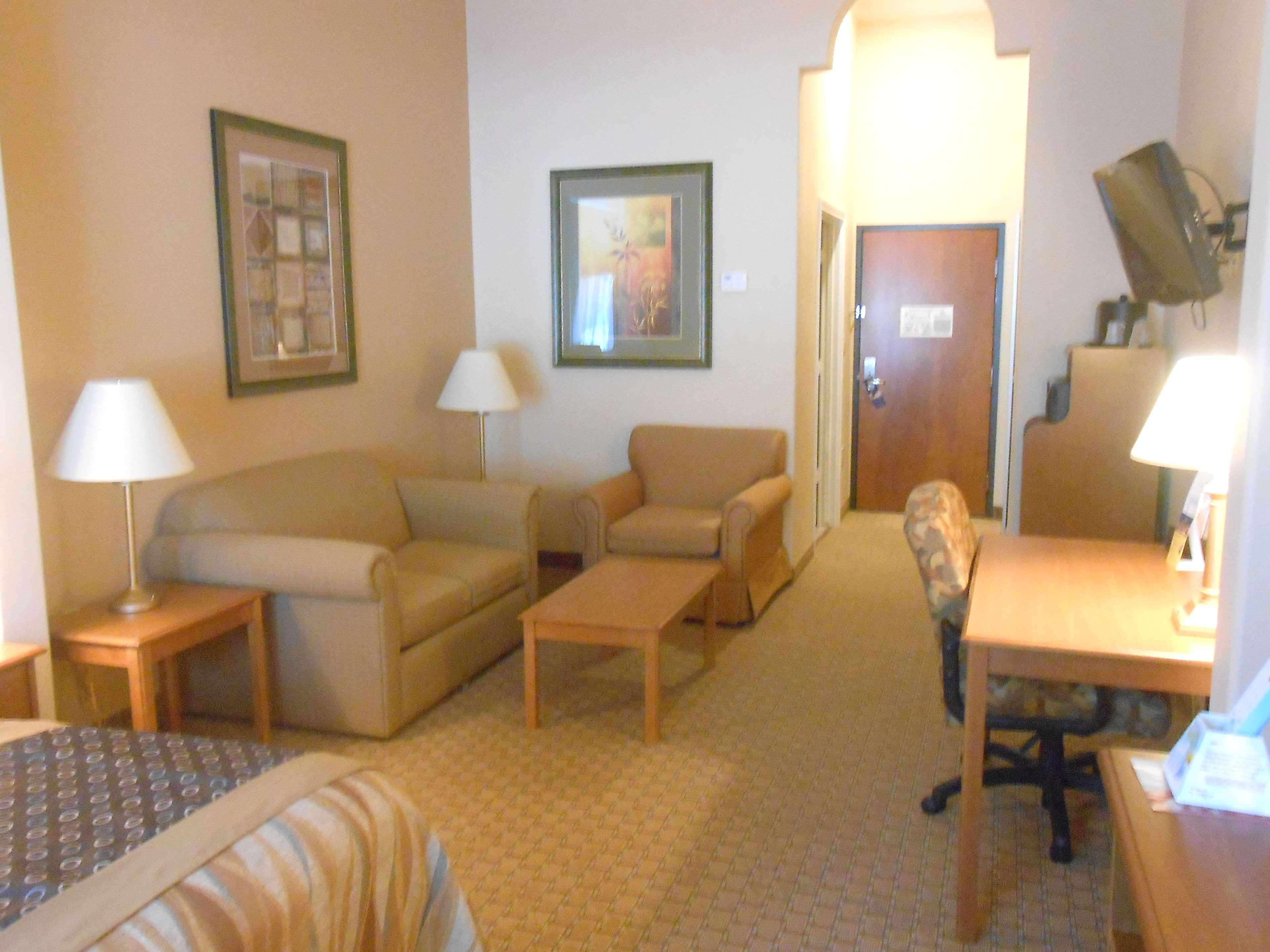 Best Western Plus New Caney Inn & Suites Exterior photo