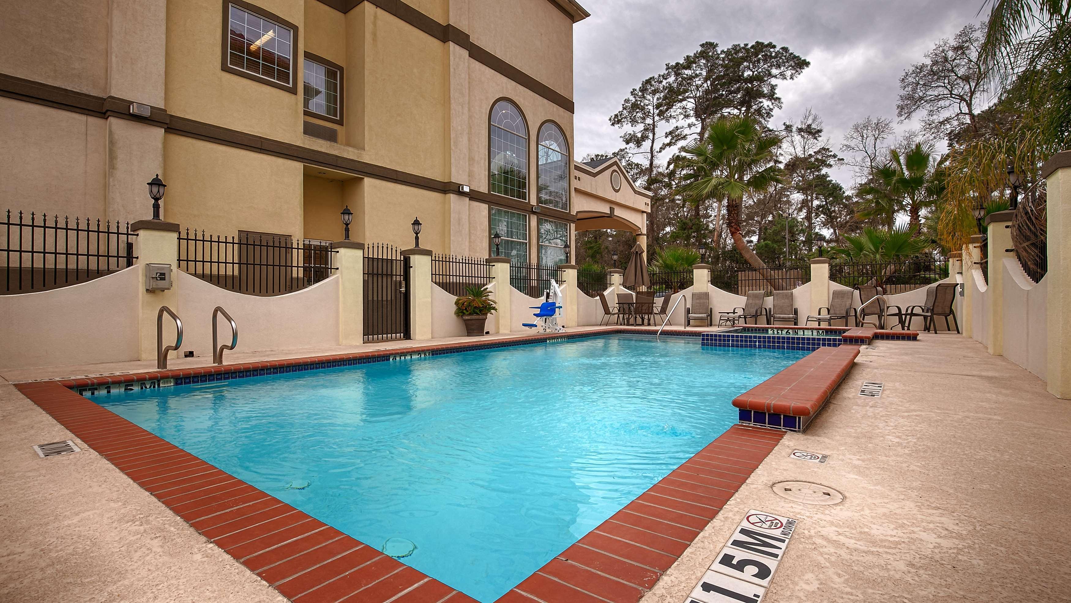 Best Western Plus New Caney Inn & Suites Exterior photo
